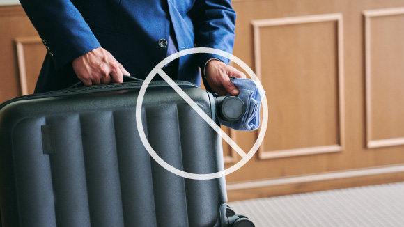 キャスターを拭く